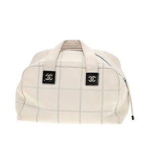 Beautiful Chanel bag. This item is in great condition